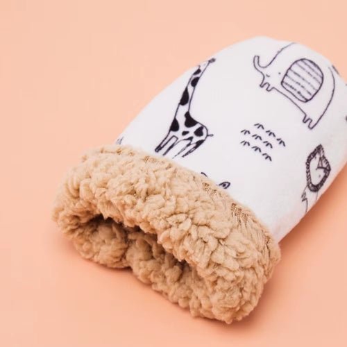 Housse pour biberon à motifs 240 ml retournée pour montrer sa doublure textile épaisse