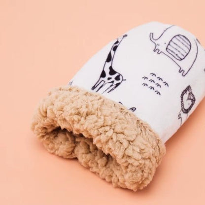 Housse pour biberon à motifs 240 ml retournée pour montrer sa doublure textile épaisse