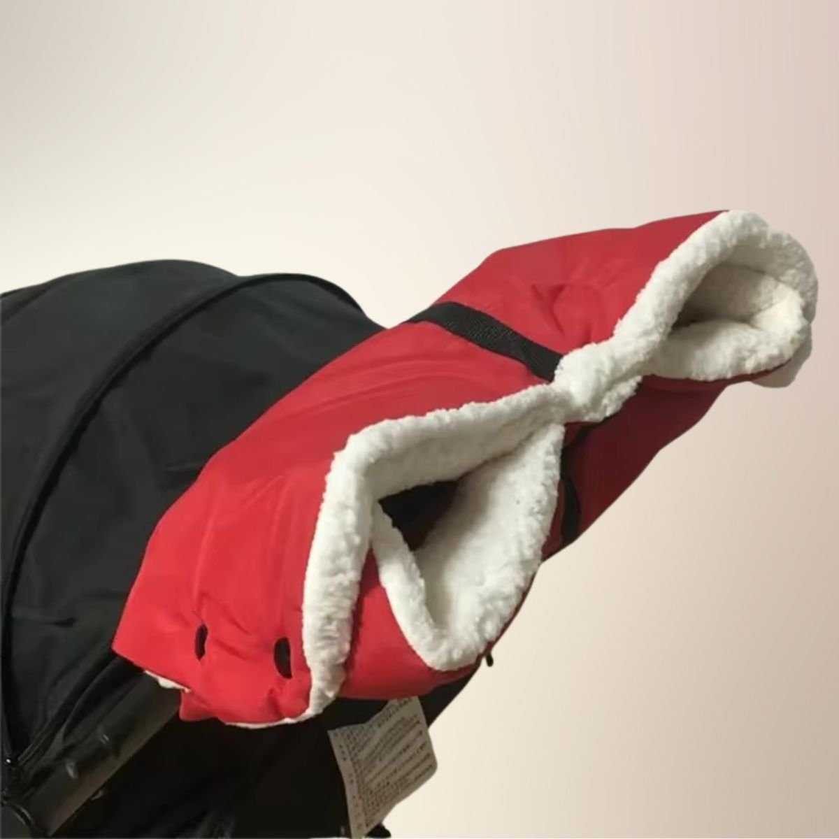 Manchon de poussette rouge à double ouverture avec doublure blanche et boutons-pression visibles