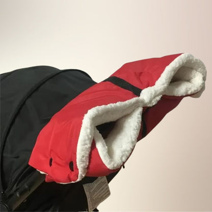 Manchon de poussette rouge à double ouverture avec doublure blanche et boutons-pression visibles