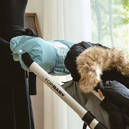 Manchon pour poussette turquoise avec poche téléphone transparente, porté au guidon d'une poussette