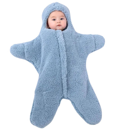 Nid d’ange bebe bleu avec bébé endormi à l’intérieur, confortablement installé

