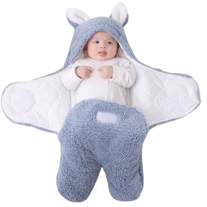 Nid d ange bebe bleu en position ouverte avec bébé éveillé, jambes en mouvement