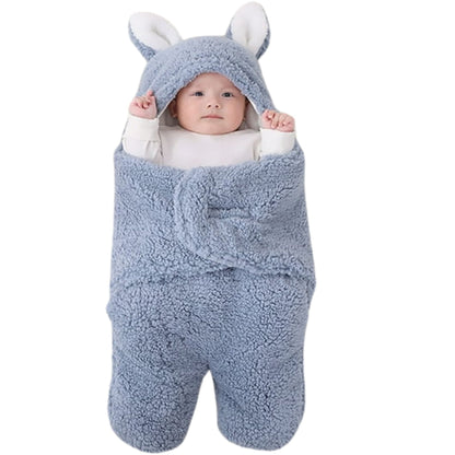 Nid d ange bebe bleu fermé avec capuche relevée, bébé réveillé à l’intérieur