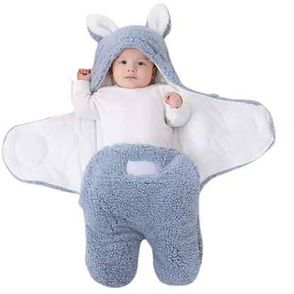 Nid d ange bebe bleu ouvert, bébé réveillé regardant vers l’avant, bras visibles