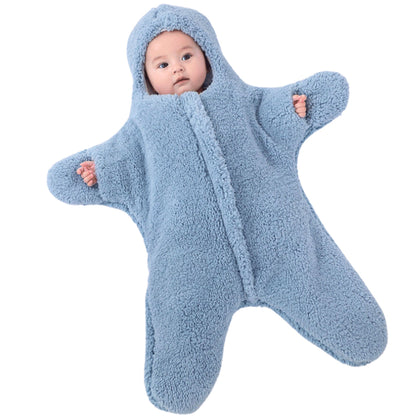 Nid d’ange bebe bleu porté dans les bras d’un parent, bébé bien enveloppé