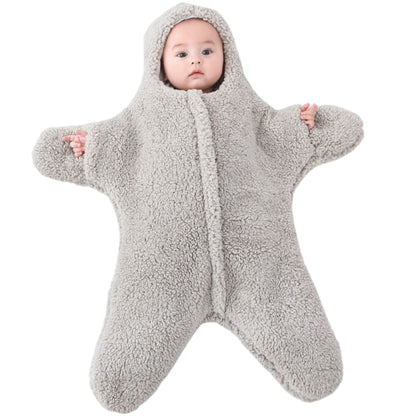 Nid d’ange bébé avec capuche ouverte, bébé installé à l’intérieur en position confortable