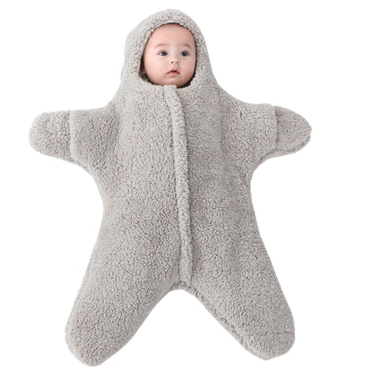 Nid d’ange bébé avec bébé endormi, bien enveloppé dans un cocon douillet