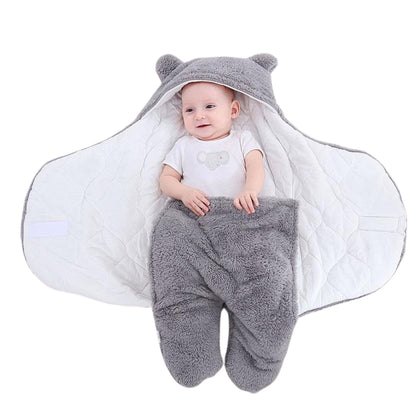 Nid d ange avec bébé réveillé, bras sortis du cocon, regard expressif