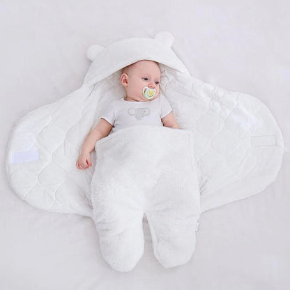 Nid d ange en vue de face avec bébé réveillé à l’intérieur, regard curieux