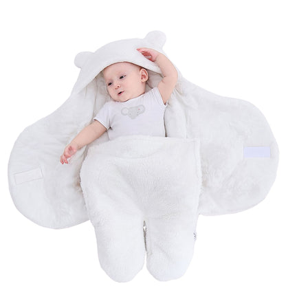 Nid d ange ouvert avec bébé réveillé, mains visibles et posture alerte

