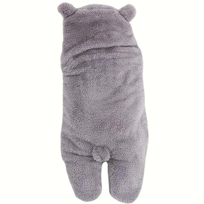 Nid d ange vu de dos avec bébé réveillé à l’intérieur, capuche visible à l’arrière

