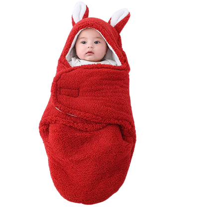 Nid d ange bebe rouge avec bébé réveillé à l’intérieur, regardant vers l’avant