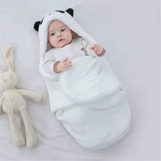 Nid d’ange blanc avec bébé réveillé à l’intérieur, bras visibles et regard éveillé