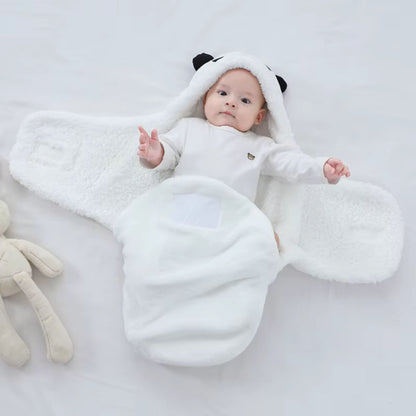 Nid d’ange blanc avec capuche ouverte, bébé réveillé confortablement installé
