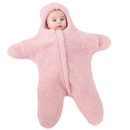 Nid d’ange avec capuche à oreilles, présenté en vue de face avec finitions douces
