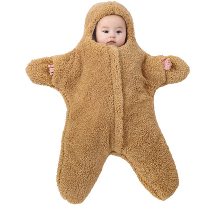 Nid d ange cosy ouvert avec bébé réveillé à l’intérieur, regard vif et mains visibles