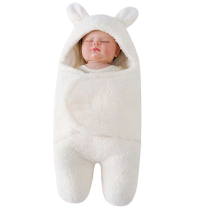 Nid d’ange cosy blanc fermé avec bébé endormi à l’intérieur, bien enveloppé pour le sommeil