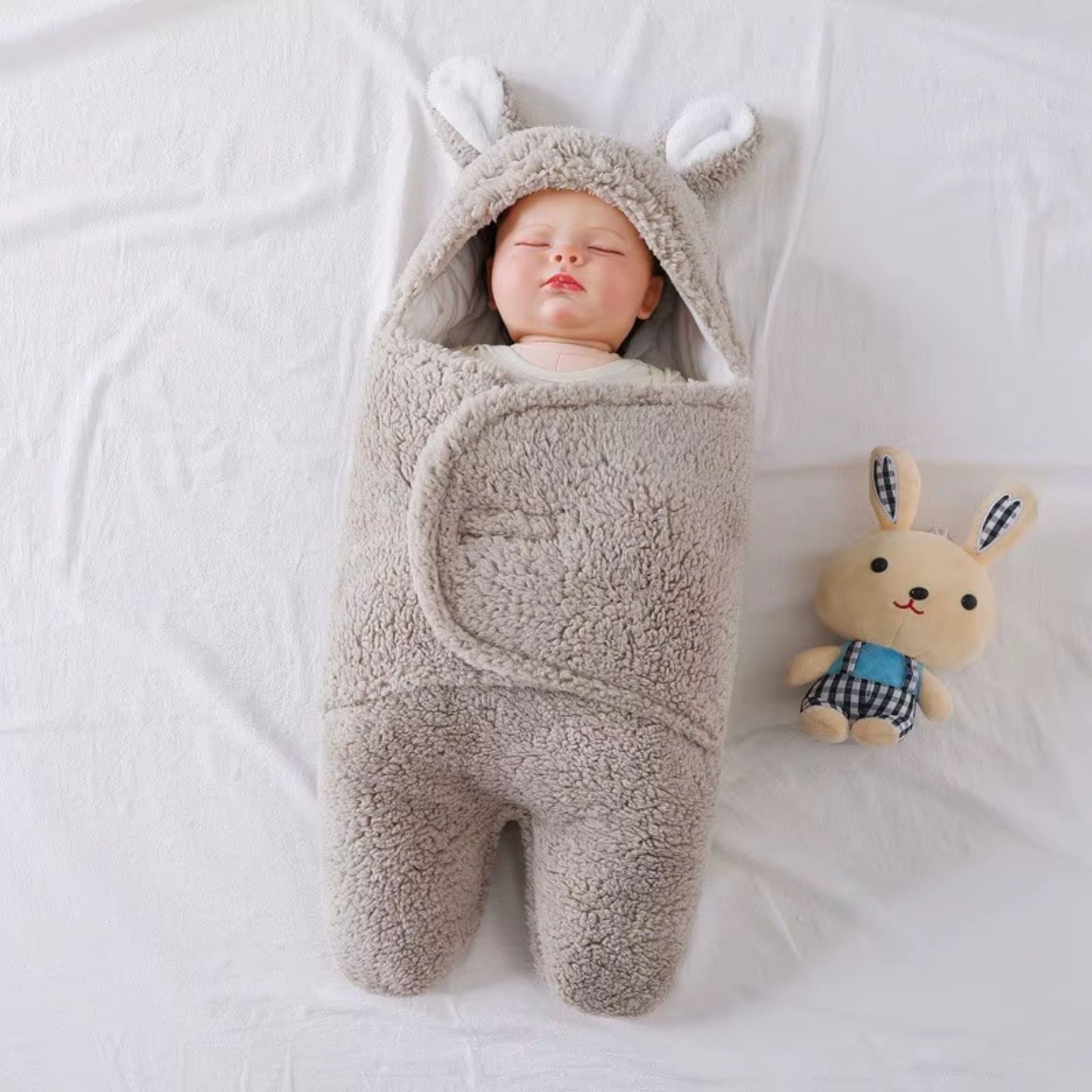 Nid d’ange cosy fermé avec bébé installé à l’intérieur, bien enveloppé pour rester au chaud


