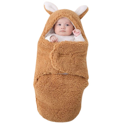 Nid d ange cosy fermé avec bébé à l’intérieur, bien emmitouflé pour le repos