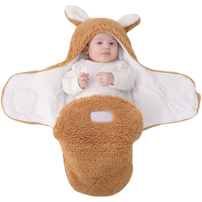 Nid d ange cosy ouvert avec bébé à l’intérieur, jambes visibles et cocon déployé
