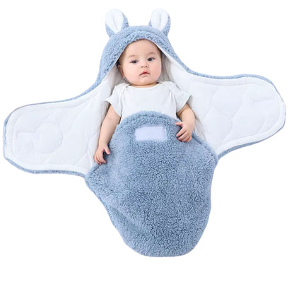 Nid d’ange cosy ouvert avec bébé réveillé à l’intérieur, bras visibles et regard attentif