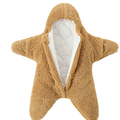 Nid d ange cosy vide, capuche relevée et intérieur matelassé bien exposé