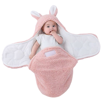 Nid d’ange rose avec bébé réveillé à l’intérieur, regard attentif et posture éveillée