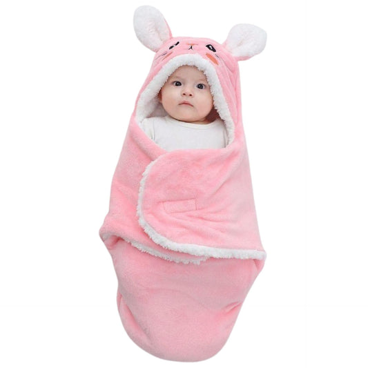 Nid d'ange rose fermé avec capuche à oreilles de lapin, bébé installé confortablement à l’intérieur