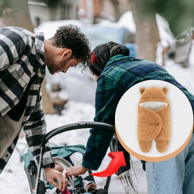 Nid d’ange bébé marron utilisé à l’extérieur, illustrant son adaptabilité pour les sorties et sa capacité à maintenir bébé au chaud même par temps froid