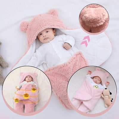 Un nid d'ange bebe rose Doucinid avec capuche et fermeture ajustable, conçu pour assurer un confort optimal à bébé