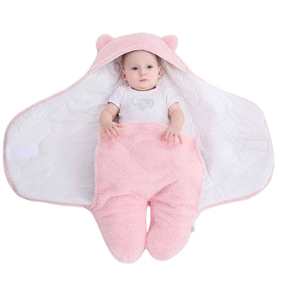 Nid d ange avec bébé installé profondément à l’intérieur, cocon légèrement ouvert