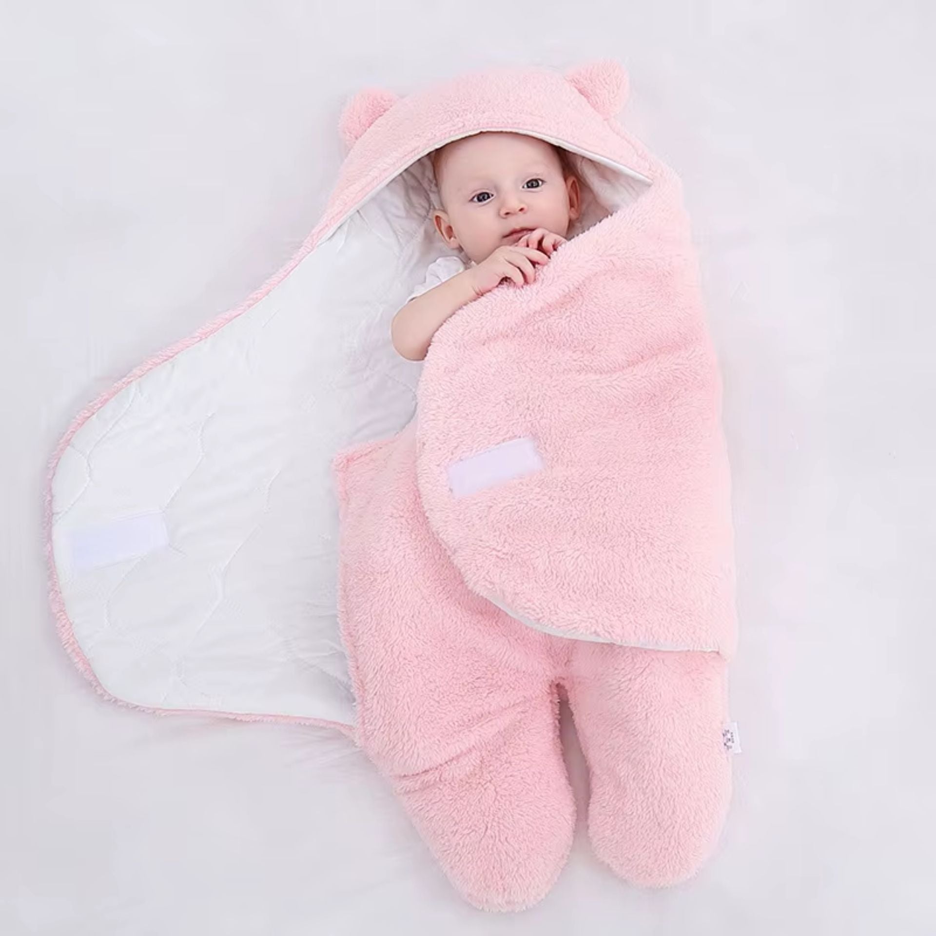 Nid d ange avec capuche à oreilles visible, posé en vue frontale