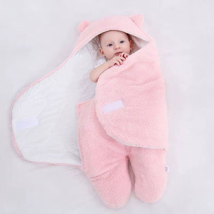Nid d ange avec capuche à oreilles visible, posé en vue frontale