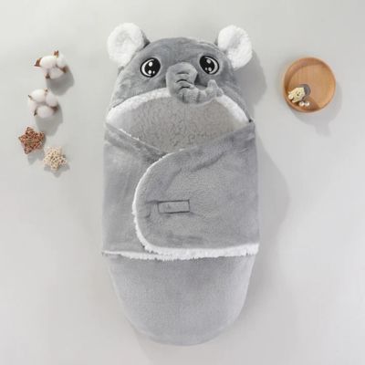 Nid d’ange gris avec capuche en forme d’éléphant, idéal pour garder bébé au chaud tout en ajoutant une touche mignonne