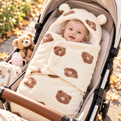 Nid d’ange bébé écru à motifs d’oursons bruns, avec capuche à oreilles, présenté dans une poussette