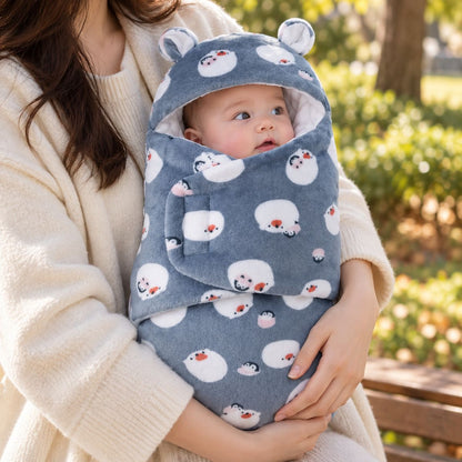 Nid d’ange bébé gris bleuté à petits animaux blancs, avec capuche à petites oreilles et rabat frontal, tenu dans les bras