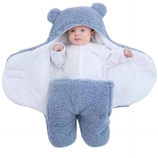 Nid d'ange bebe partiellement ouvert avec bébé réveillé à l’intérieur, jambes visibles