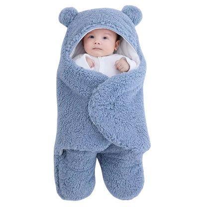 Nid d'ange bebe avec bébé réveillé à l’intérieur, capuche relevée et regard éveillé en vue de face