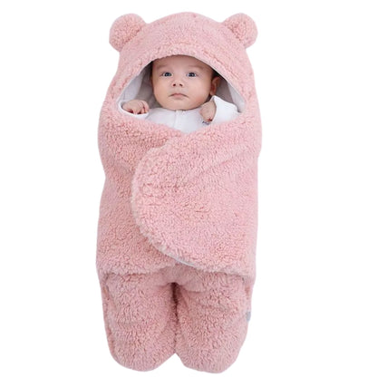 Nid d'ange bebe ouvert avec bébé réveillé, mains visibles et expression curieuse