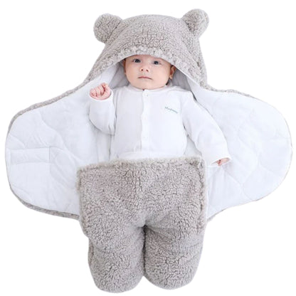 Nid d’ange bebe ouvert avec bébé réveillé à l’intérieur, mains visibles et posture éveillée