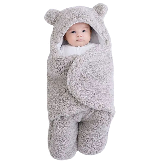Nid d’ange bebe fermé avec bébé réveillé à l’intérieur, capuche relevée et regard vif