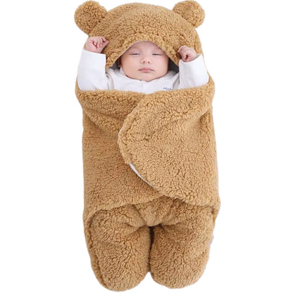 Nid d’ange bebe fermé avec bébé endormi à l’intérieur, capuche relevée et cocon bien ajusté