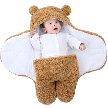 Nid d’ange bebe ouvert avec bébé réveillé à l’intérieur, cocon entièrement déployé