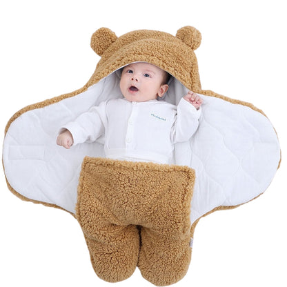 Nid d’ange bebe ouvert avec bébé réveillé, mains visibles et regard attentif