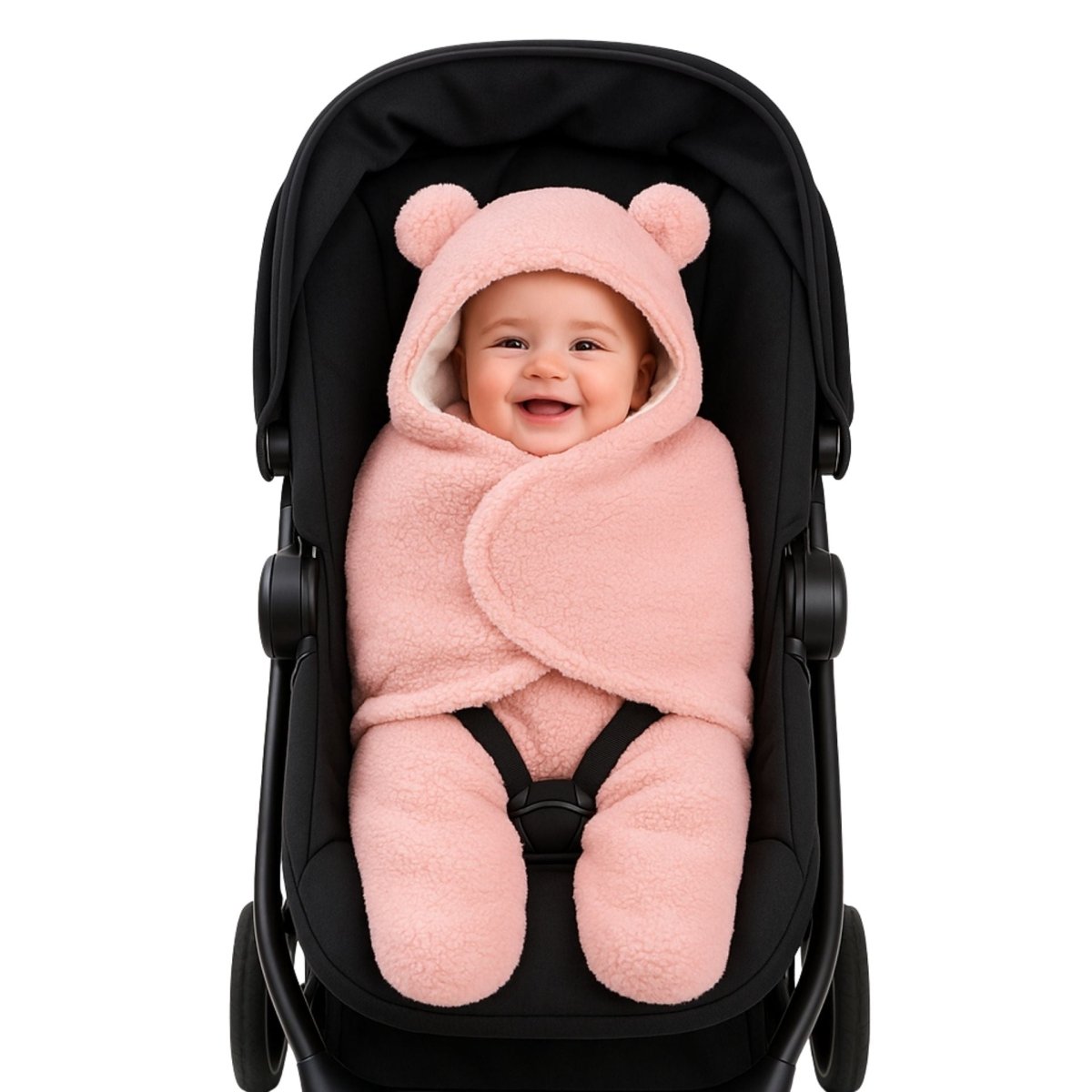 Bébé confortablement emmitouflé dans un nid d'ange bebe rose pastel, attaché en toute sécurité dans une poussette noire.
