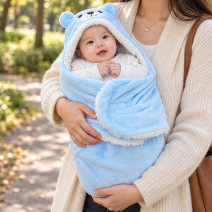 Nid d'ange bleu et blanc à motif ourson porté dans les bras avec oreilles visibles