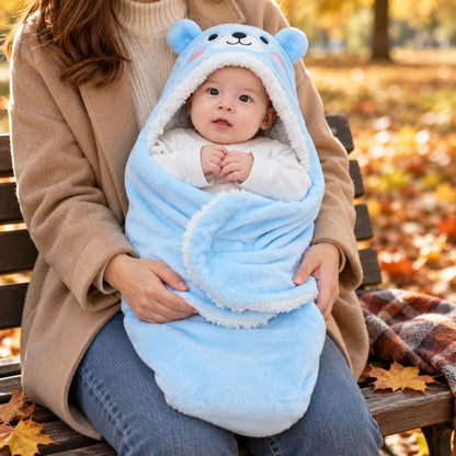 Nid d'ange bleu en flanelle à motif ourson avec oreilles visibles et forme enveloppante