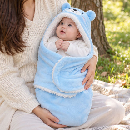 Nid d'ange bleu à motif ourson porté dans les bras avec forme enveloppante et oreilles visibles