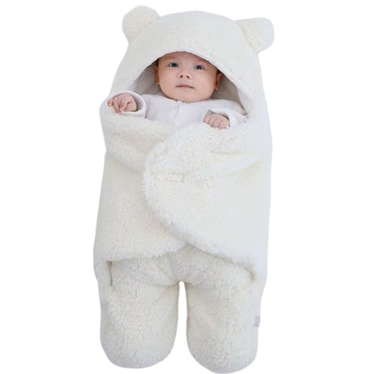 Nid d’ange avec bébé endormi à l’intérieur, bien enveloppé dans un cocon doux